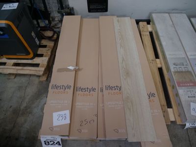 Plusieurs caisses en bois sont posées sur des palettes dans un entrepôt