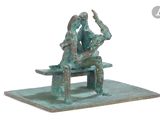 une statue en bronze représentant un couple assis sur un banc