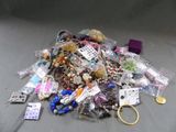 une pile de bijoux assortis sur une table
