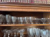 de nombreux verres sur l'étagère dans la pièce