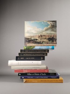 plusieurs livres sont empilés sur une table