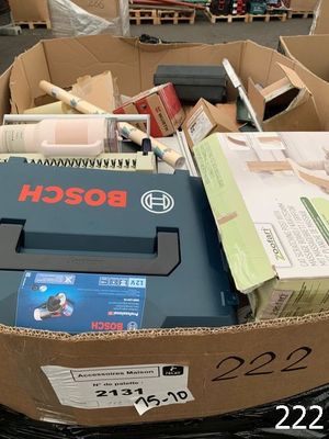 une boîte en carton remplie d'articles divers dans un magasin
