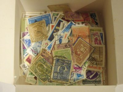 une boîte remplie de timbres posée sur une table