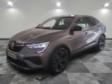 la voiture grise est garée sur le sol en damier d'un garage