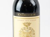 une bouteille de vin posée sur une table