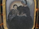 une photo d'une femme et d'un enfant dans un cadre