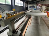 une machine qui travaille sur une pièce de bois