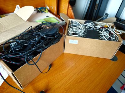 une boîte remplie de fils et de câbles posée sur une table