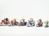 de nombreuses figurines représentant des personnes à moto sur un fond blanc