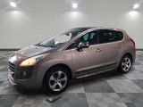 la voiture argentée est garée dans le garage sur un sol en damier