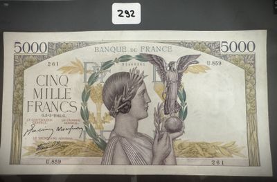 une photo d'une photo représentant une femme tenant un oiseau