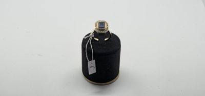 une bouteille noire avec une étiquette, posée sur une table