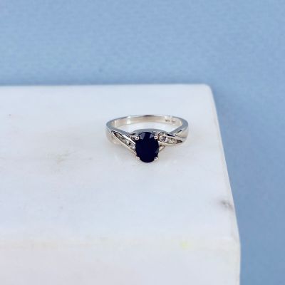 un gros plan d'une bague contenant une pierre noire