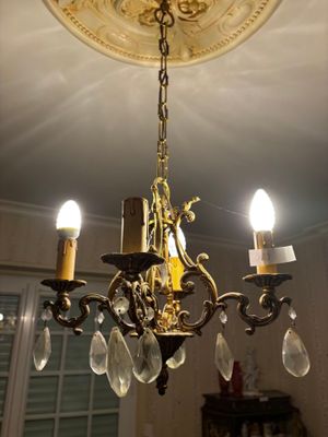 Réunion d'un petit lustre en bronze à quatre lumières et une…