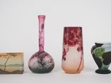 trois vases posés l'un à côté de l'autre sur une surface blanche