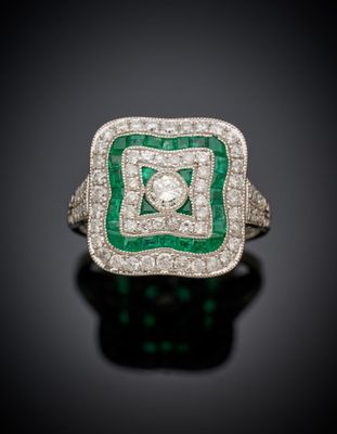 une bague Art déco sertie d'émeraudes et de diamants