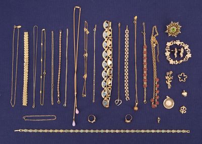 plusieurs types de colliers et de bracelets différents disposés sur une table