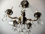 un lustre accroché au mur