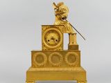 l'image d'une horloge en or posée sur une table