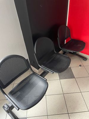 Banc d'accueil 3 sièges en métal laqué noir mat et ajouré.