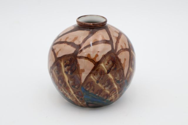 THARAUD. Limoges. Vase boule en porcelaine décor marmoréen marron...