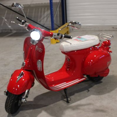 un scooter rouge garé dans un garage