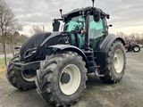 un tracteur garé sur le bord de la route