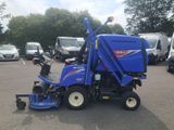 un petit tracteur bleu garé sur un parking