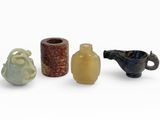 trois petits vases et un petit vase posés sur une surface blanche
