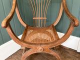 une chaise en bois posée dans un coin d'une pièce