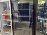 deux réfrigérateurs qui trônent au milieu d'un magasin