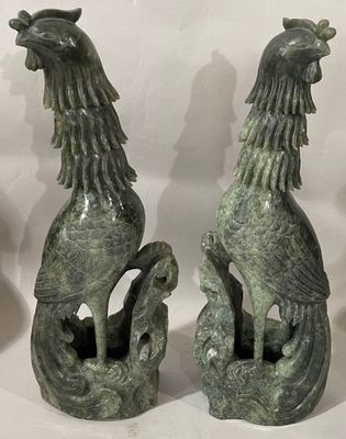 deux statues d'oiseaux assis l'un à côté de l'autre