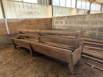 un banc en bois au milieu d'une pièce