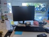 un bureau d'ordinateur équipé d'un clavier, d'une souris et d'un écran