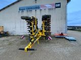 un tracteur garé devant un bâtiment