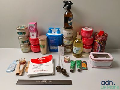 une table sur laquelle se trouvent de nombreux objets différents