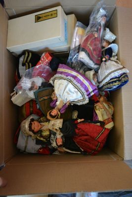 une boîte en carton remplie de poupées et d'autres objets