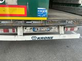 une photo d'un camion garé dans la rue