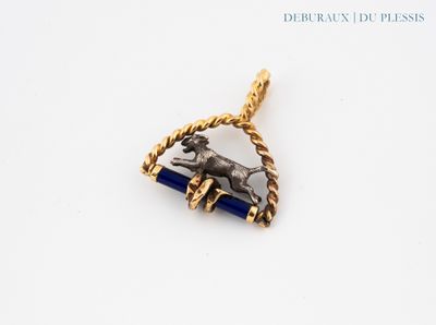 une image représentant un pendentif orné d'un cheval, sur un fond blanc