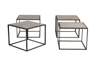 un ensemble de trois tables avec des plateaux en béton et des piètements en métal