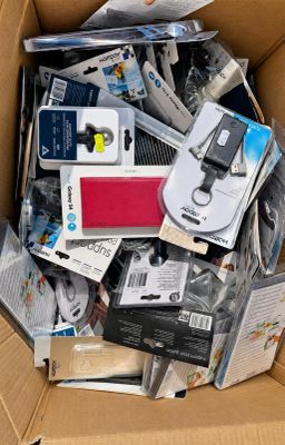 une boîte en carton remplie d'appareils électroniques et de matériel électronique