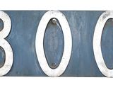 un panneau bleu et blanc sur lequel figure le chiffre 808