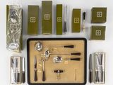 un plateau sur lequel se trouvent de nombreux objets divers