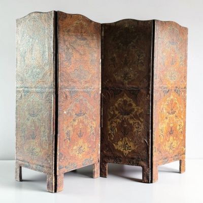 deux paravents en bois posés sur une surface blanche