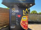 un distributeur automatique sur lequel est représentée une pizza