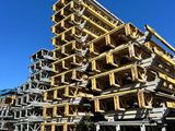 une grande pile de palettes en bois empilées les unes sur les autres