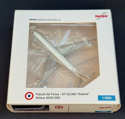 une maquette d'avion dans une boîte posée sur une table