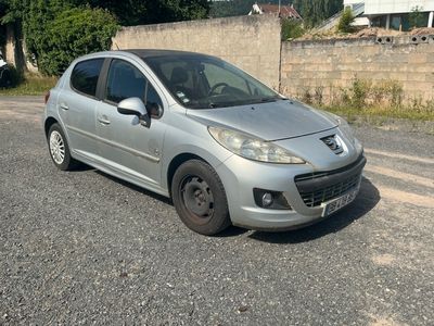 une petite voiture argentée garée sur le bord de la route