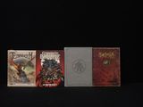 trois livres sont alignés sur une surface noire