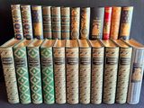un grand nombre de livres empilés les uns sur les autres